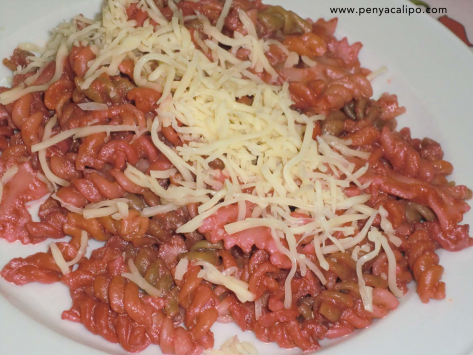 Rínxols de pasta amb salsa de remolatxa, porro i carbassa