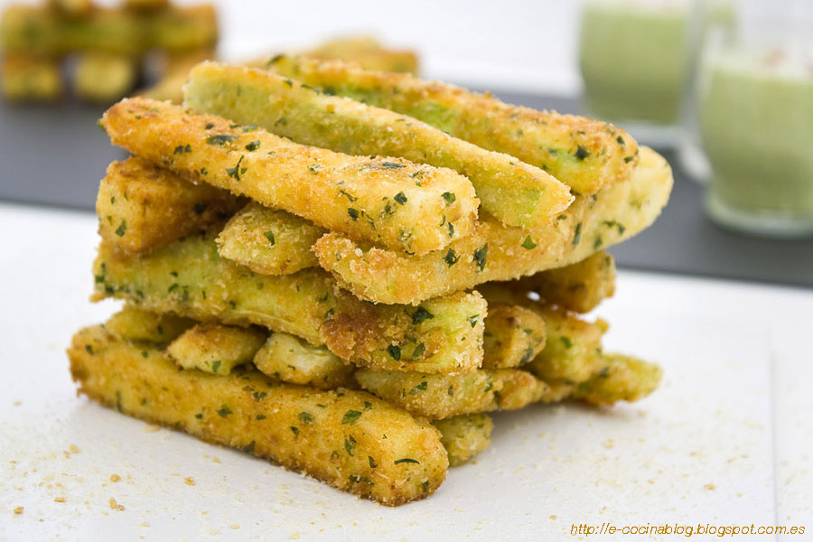 Fingers de carbassó amb salsa de iogurt raita