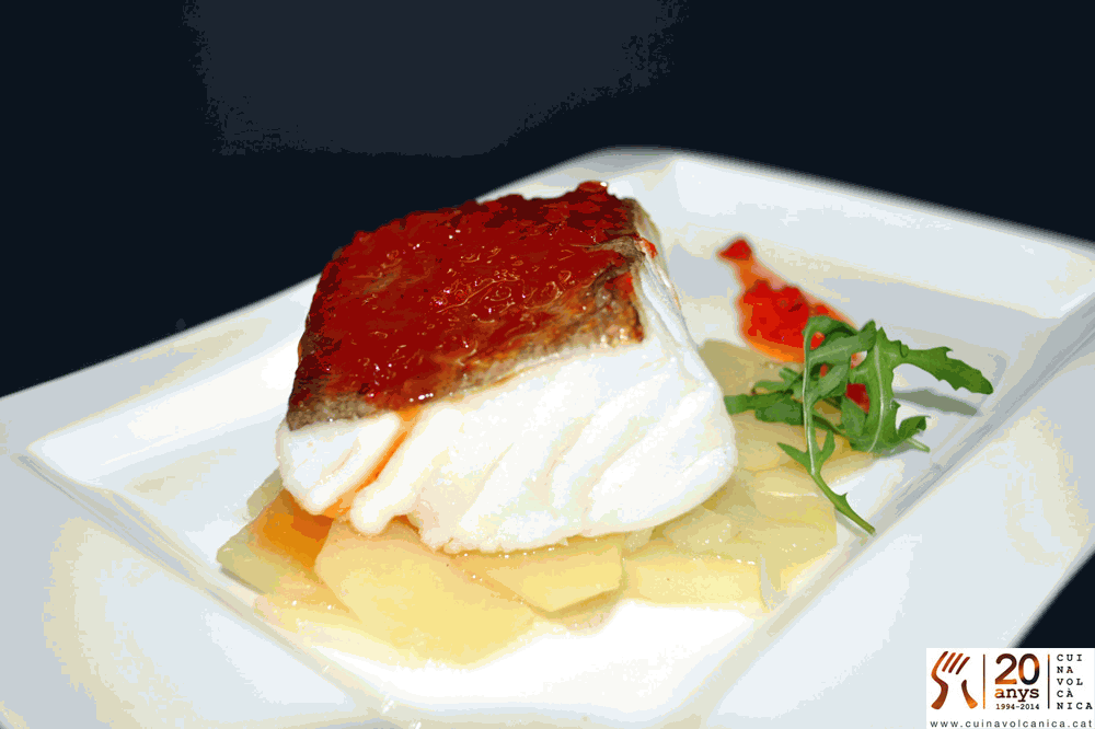 Bacallà al forn amb llit de patata i ceba i melmelada de pebrot vermell
