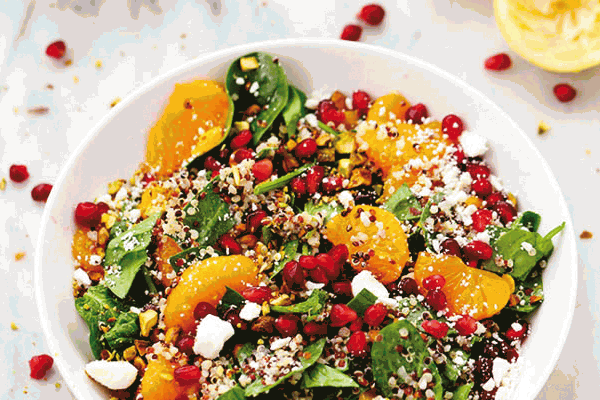 Amanida d'hivern de taronja, quinoa i magrana amb salsa de iogurt