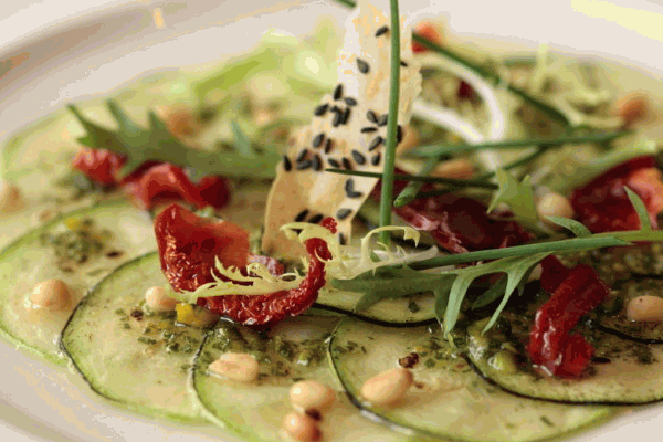 Carpaccio de carbassó amb tomàquet deshidratat