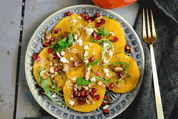 Carpaccio de caqui amb magrana, feta i nous eco