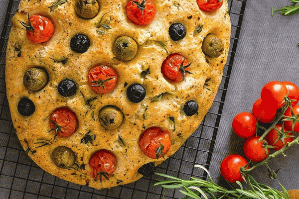 Focaccia eco de tomàquets xerri i olives