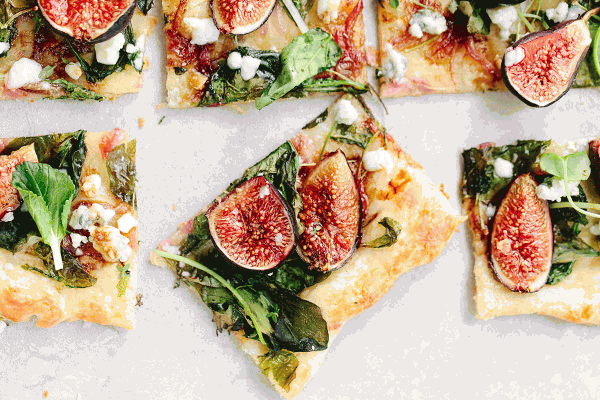 Pizza de figues amb formatge, ruca i espinacs eco