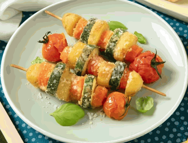 Broquetes gratinades al forn amb verdures, patates i formatge